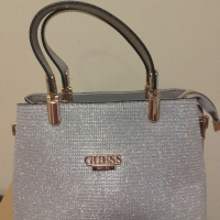 Елегантна блестяща сребърна чисто нова чанта на Guess, снимка 1 - Чанти - 44514794