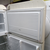 Бежов хладилник с горна камера Smeg ретро дизайн 2 години гаранция!, снимка 7 - Хладилници - 44628809