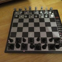 Стар колекционерски електронен шах  schneider genada sphinx chess произведен 1990г с  батерии 4хАА , снимка 1 - Шах и табла - 40855461