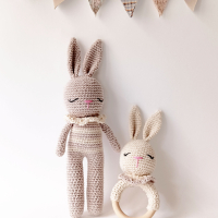Зайче и дрънкалка ръчна изработка в неутрален цвят, плетени зайчета, играчка за бебе, бежово зайче , снимка 2 - Други - 44602627
