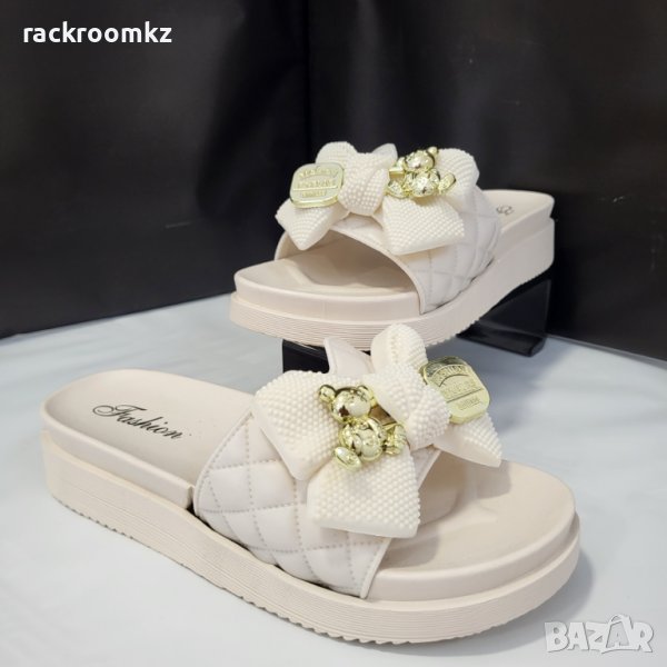 Дамски чехли в бежав цвят с Мошино мече, изцяло от гума, снимка 1