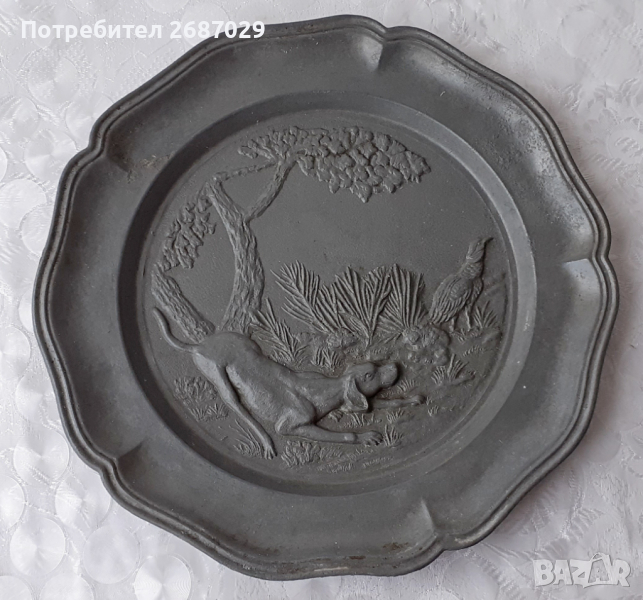 Релефна чиния с ловна сцена, стара, метал цинк куче пъдпъдък, снимка 1