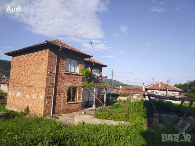 Продавам двуетажна тухлена къща с гараж в с. Присово Ремонтирани баня и кухня!  Поставени нови интер, снимка 2 - Къщи - 41086010