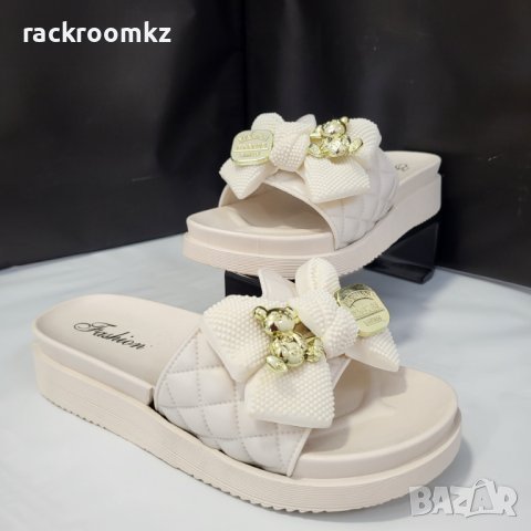 Дамски чехли в бежав цвят с Мошино мече, изцяло от гума, снимка 1