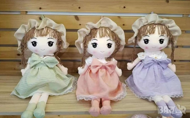 Мека детска кукла с рокля и шапка в нежни цветове 45 см, снимка 3 - Плюшени играчки - 44733191