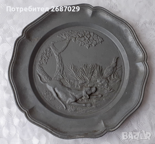 Релефна чиния с ловна сцена, стара, метал цинк куче пъдпъдък, снимка 1 - Пана - 35978044