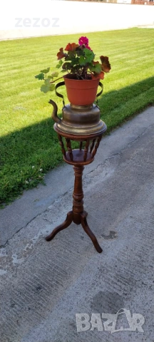 Висока поставка масив с чайник