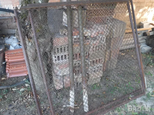 Продавам 2 бр оградни врати и колове за паркоместо в имот