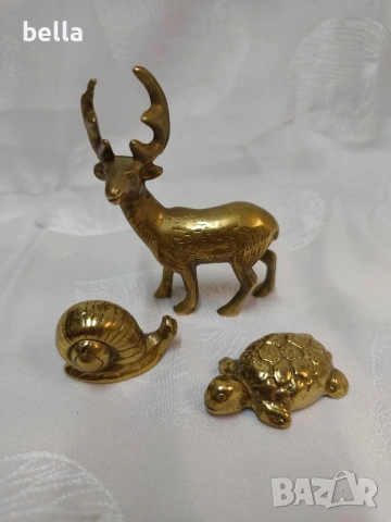 Масивни малки бронзови фигури ,елен,костенурка и охлюв.
