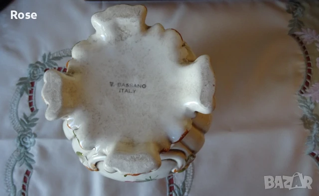 Ваза  Bassano Italy с четири рози и цветен декор., снимка 12 - Декорация за дома - 50971727