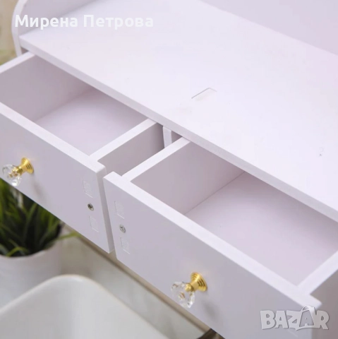 Огледало за грим с място за съхранение – елегантно и спестяващо място решение за баня и спалня