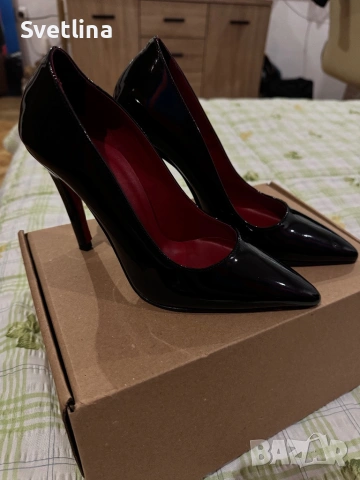 Черен висок ток с червена подметка, снимка 2 - Дамски обувки на ток - 53189125