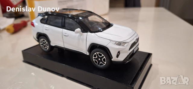 Toyota RAV4 1:32 с отваряеми врати, капак, светещи фарове и стопове, снимка 4 - Коли, камиони, мотори, писти - 51210868