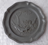 Релефна чиния с ловна сцена, стара, метал цинк куче пъдпъдък, снимка 1