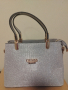 Елегантна блестяща сребърна чисто нова чанта на Guess, снимка 1 - Чанти - 44514794