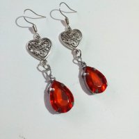 Прелестни обеци в рубинено червено с орнаментирани сърца в цвят сребро , снимка 3 - Обеци - 41100149