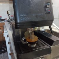 Кафемашина Гаджия Еспресо с ръкохватка с крема диск, работи отлично и прави хубаво кафе , снимка 1 - Кафемашини - 41932151