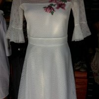 УНИКАЛНО КРАСИВА бяла дантелена рокля с бродирани цветя , снимка 1 - Рокли - 39967520