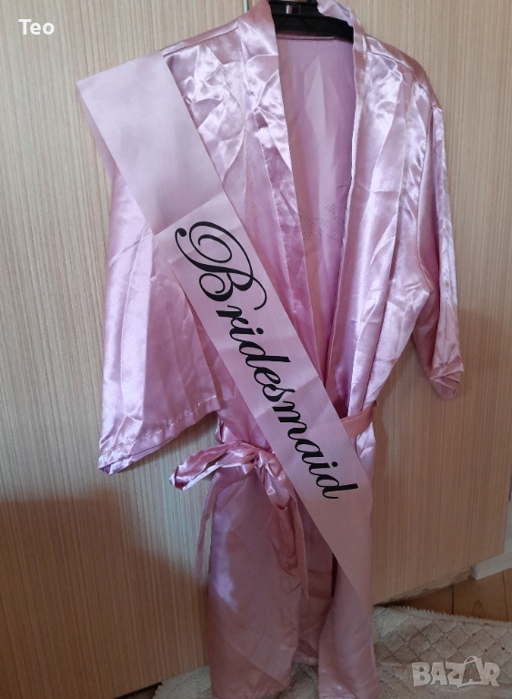 Розов сатенен халат за шаферка с надпис от камъни + подарък лента, снимка 1