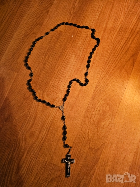   Стара молитвена броеница с дървен кръст разпятие и черни звена  богородица и Исус Христос за да те, снимка 1