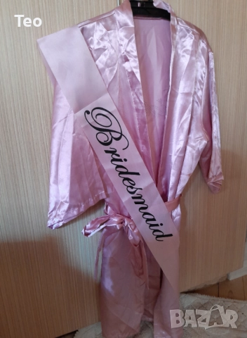 Розов сатенен халат за шаферка с надпис от камъни + подарък лента