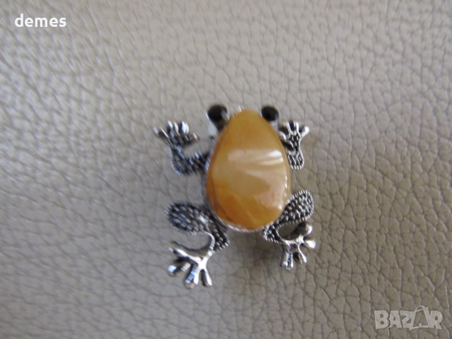 Брошка-жаба от първокласен балтийски кехлибар