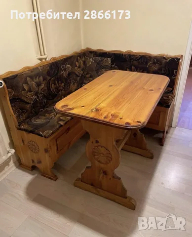 Кухненска маса и ъглово сепаре с еднаква дърворезба