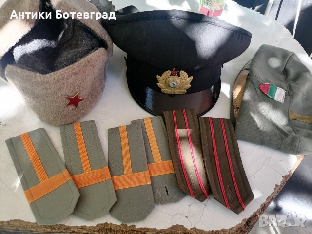 военни шапки и пагони , снимка 1 - Антикварни и старинни предмети - 42167917
