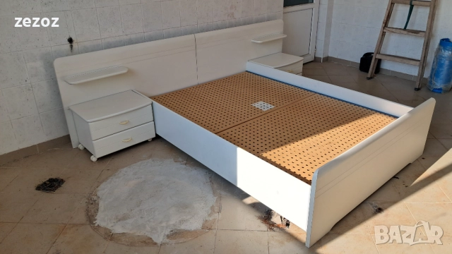 Спалня с две шкафчета и подматрачни