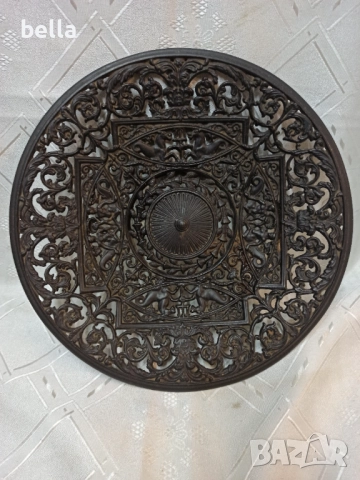 Масивна  чугунена чиния която е отлята и е за окачване на стена.Изцяло богато украсена с ажурна деко, снимка 6 - Антикварни и старинни предмети - 52771782