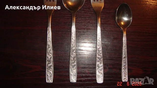 Купувам вилици и лъжици.