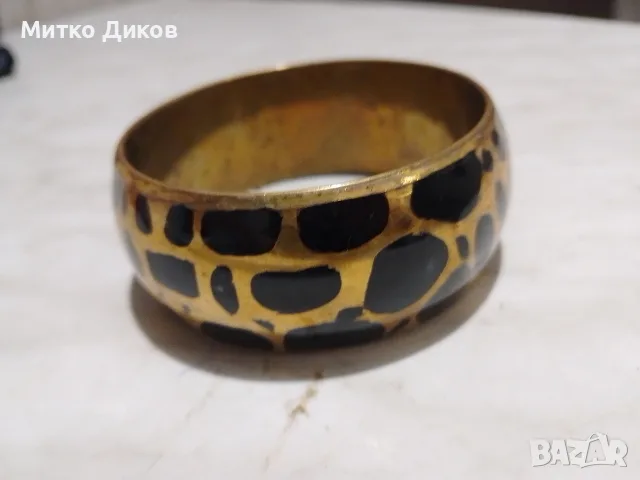 винтидж гривна месинг твърда гривна (bangle) в златист цвят с черен живот. принт фи 77мм вътр.66 мм, снимка 3 - Гривни - 56180163