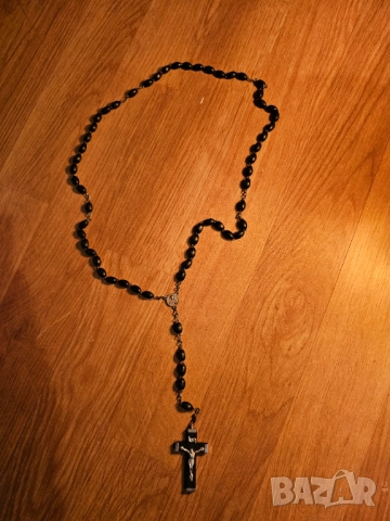   Стара молитвена броеница с дървен кръст разпятие и черни звена  богородица и Исус Христос за да те