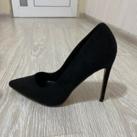 Черни токчета , снимка 1 - Дамски елегантни обувки - 44717837