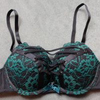 Hunkemoller 70B (UK 32B) черен сутиен с зелена дантела и огромни подплънки, снимка 1 - Бельо - 38869447