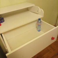 Детско шкафче с три чекмеджета и плот за повиване на бебета