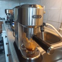 Кафемашина Делонги с ръкохватка с крема диск, декалцирана, работи перфектно и прави хубаво кафе , снимка 1 - Кафемашини - 40275174