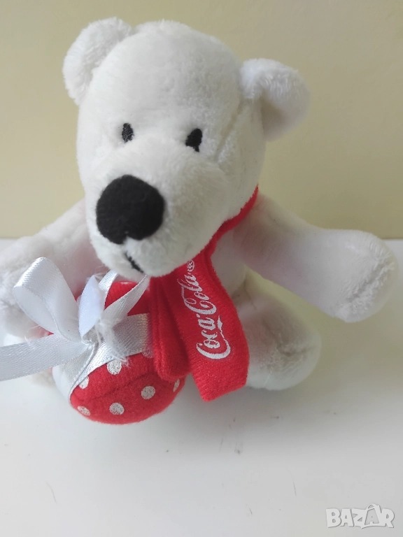 Coca Cola оригинално мече държащо подарък, снимка 1