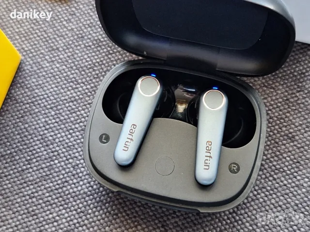 Безжични слушалки EarFun Air Pro 3, снимка 3 - Безжични слушалки - 49399960