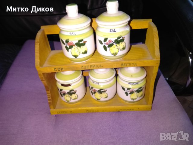 Сервиз за подправки порцелан 5бр. на дървена стойка 22х17х7.5см от соца Н-95мм и фи-6см