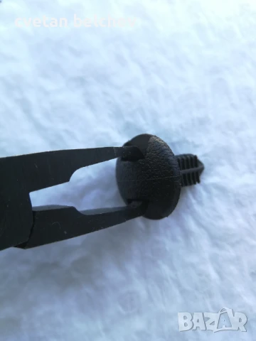 Продавам специални клещи за нечупливо вадене на пластмасовите фиксаторни щипки в багажника на ТОЙОТА, снимка 2 - Аксесоари и консумативи - 50444502