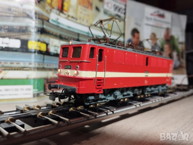 Електрически локомотив Piko BR242 HO 1/87