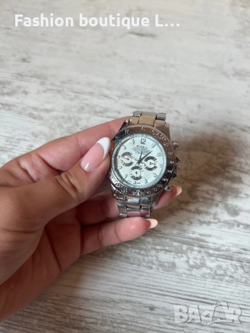 Сребърен дамски часовник неръждаема стомана с бял циферблат работи отлично трябва му батерия ❤️