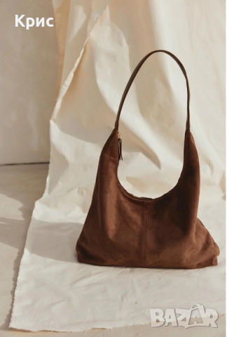 Велурена дамска чанта с една дръжка.