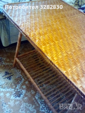 Плетени два стола и маса