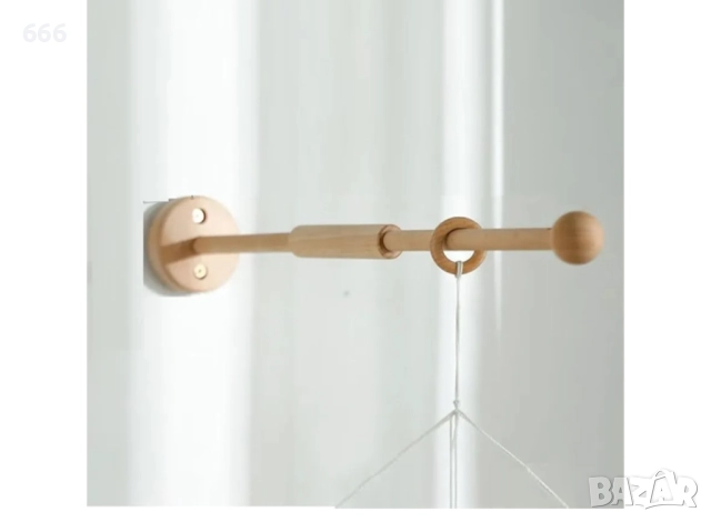 Дървена закачалка за бебешко креватче