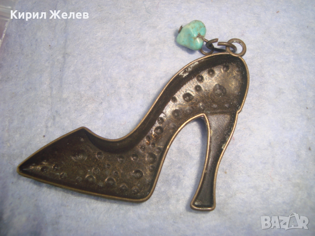 КРАСИВО ОРНАМЕНТИРАНА МЕСИНГОВА ФИГУРАЛНА АРТ ВИСУЛКА - ДАМСКА ОБУВКА с НАТУРАЛЕН ТЮРКОАЗ 27138, снимка 2 - Колиета, медальони, синджири - 36323741