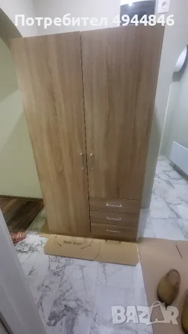 Малък гардероб с чекмеджета.