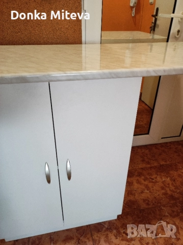 шкаф ширина 62.5 на височина 87 дълбочина 58 с два вида плот 