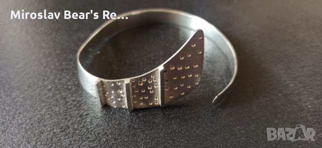 Сребърна гривна тип Белезник , с печати 925 , диаметър 6см 